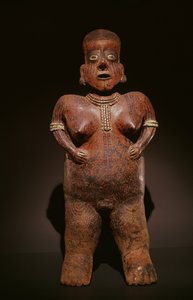 Estatueta representando uma mulher elaboradamente pintada (cerâmica)